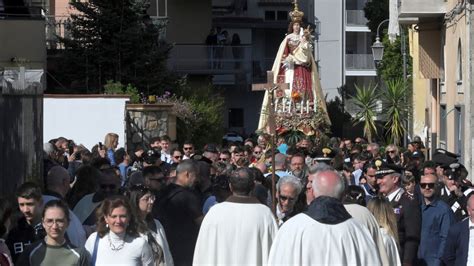 La Pasqua Dei Paganesi Bagno Di Folla Alla Processione Della Madonna