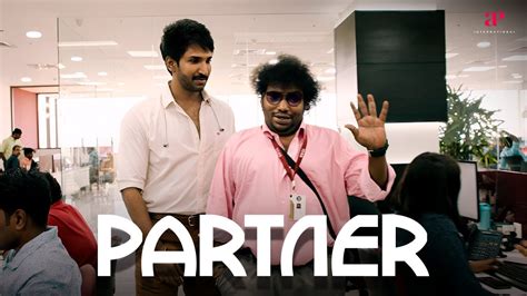 Partner Movie Scenes Yogi Babu Arrives In Style Aadhi Hansika