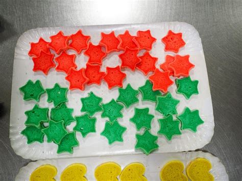 Una Bandeja De Galletas En Forma De Estrella Con Estrellas Verdes Y