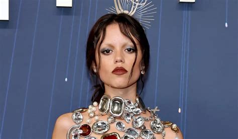 Jenna Ortega Gaat Voor Naked Dressing Bij De Emmy S 2025