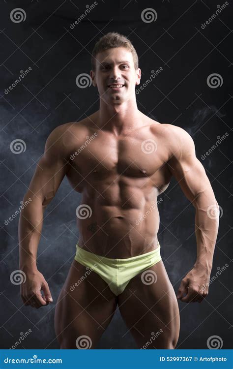 Homem Novo Descamisado De Sorriso Muscular No Roupa Interior Imagem De