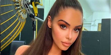 Nabilla s affiche sensuelle avec un énorme décolleté sur Instagram