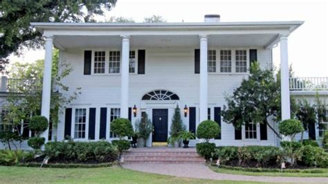 113-Year-Old House Purchased by Chip & Joanna Gaines