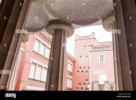 Parc Guell colonnes au plafond de l atrium en mosaïque Photo Stock Alamy