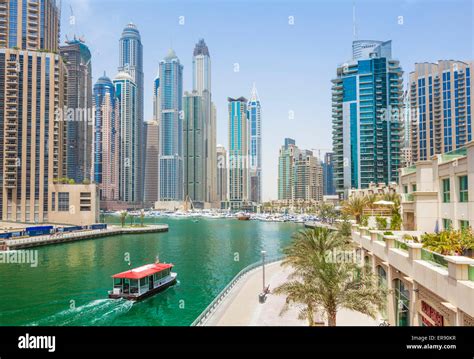 Port De Plaisance De Dubaï Et Les Toits De La Ville De Dubaï En Taxi