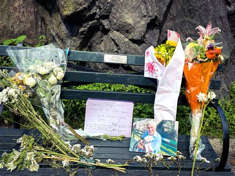 Tony Bennett S Central Park Bench Memorializes Late Beloved Crooner