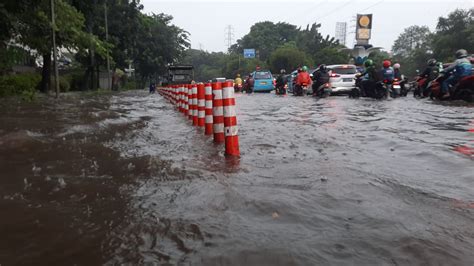 Hujan Deras Jalan DI Panjaitan Tergenang 60 Sentimeter Ipol Id