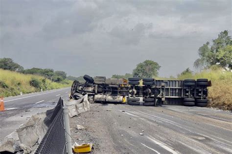 Volcadura de tráiler bloquea la carretera Xalapa Veracruz por más de 15