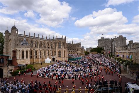 St. George's Chapel in Windsor Castle | Where Do Members of the British ...