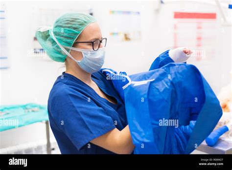 Chirurgie Vorbereitung Stockfotos Und Bilder Kaufen Alamy