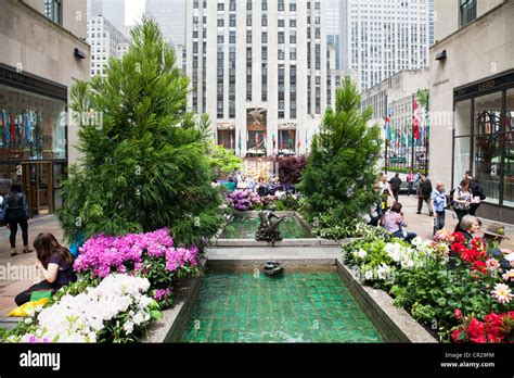 Fuera De La Rockefeller Plaza En El Centro De Manhattan En Nueva York