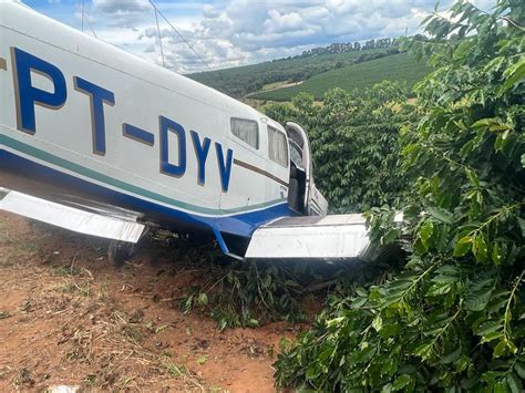 Aeronave de pequeno porte faz pouso de emergência em meio a cafezal em