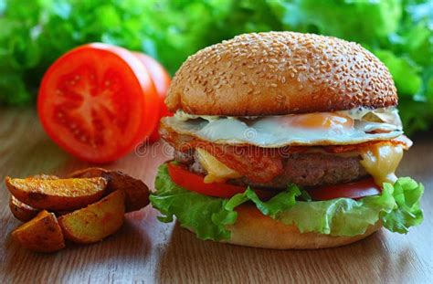 Saftiger Burger Mit Rindfleisch Tomaten Zwiebeln Und Salat Unter