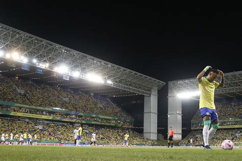 Neymar Mostra Indigna O Ap S Ser Atingido Por Saco De Pipoca N O