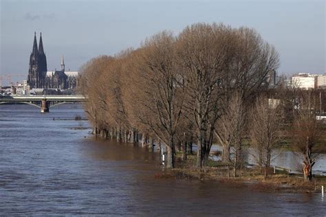 Hochwasser Am Rhein Pegelst Nde Zun Chst Weiter Angestiegen