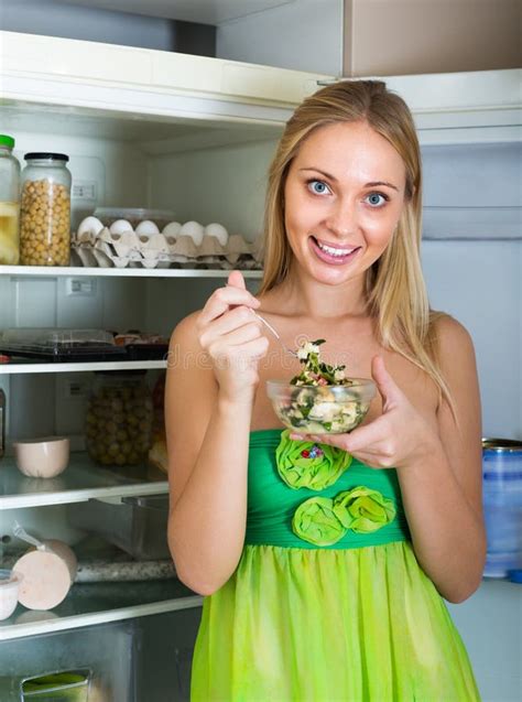 Menina Que Come A Salada Do Refrigerador Imagem De Stock Imagem De