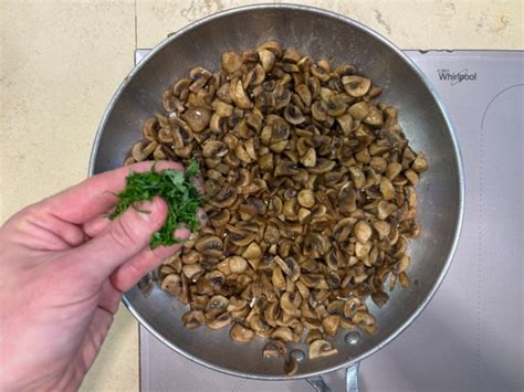 Ricetta Funghi Champignon In Padella La Ricetta Di Giallozafferano