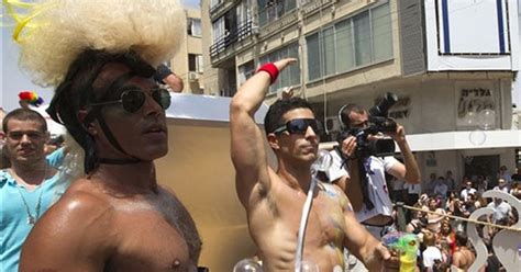 G Dezenas De Milhares De Israelenses V O Parada Gay Em Tel Aviv Not Cias Em Mundo