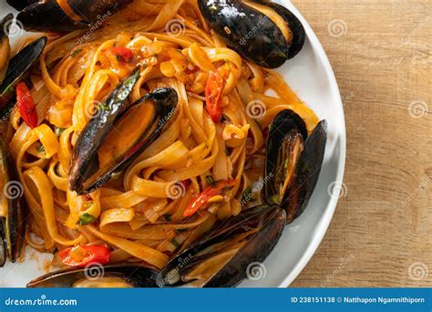 Spaghetti Pasta Met Mosselen Of Staafjes En Tomatensaus Stock Foto