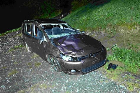 Weisstannen Auto überschlägt sich nach Selbstunfall sg ch