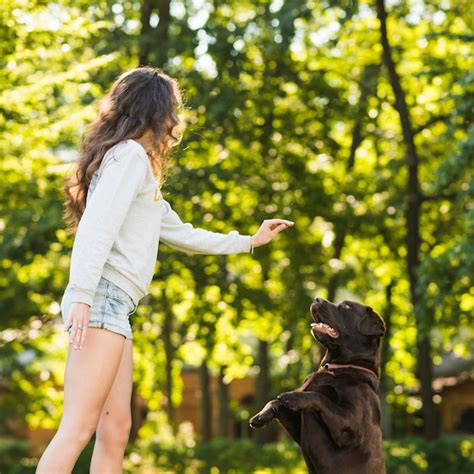 Jeune Femme Jouant Avec Son Chien Dans Le Jardin Photo Gratuite