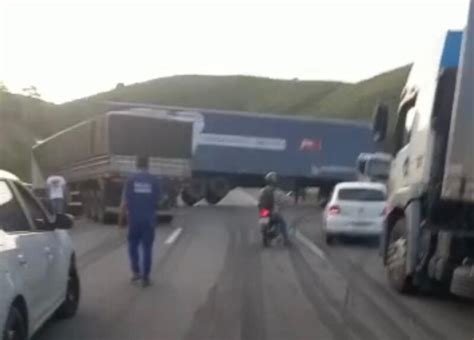 Colisão Entre Duas Carretas Deixa Trânsito Lento Na Dutra Em Barra