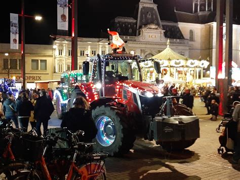 Video Des Tracteurs Illumin S Pour No L Ont D Fil Dans Les Rues Du Mans