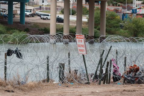 Texas’ Greg Abbott Pledges More Razor Wire at Mexico Border to Stop Migrants - Bloomberg