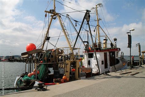 Ein Fischkutter Im Hafen Stock Photo Adobe Stock