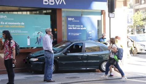 Una Conductora Novel Empotra Su Coche Contra Una Oficina Bancaria En El