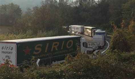 Caos Autostrade Incidenti In A E A Tra Pioggia E Cantieri