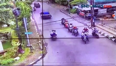 Kabur Usai Isi Bbm Tanpa Bayar Mobil Bak Terbuka Tabrak Pejalan Kaki