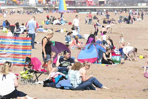 Sex Am Strand Paar Treibt S Ungeniert Zwischen Familien Und Kindern TAG
