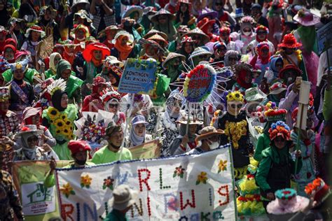 PARADE BUSANA SAMPAH DAUR ULANG ANTARA Foto