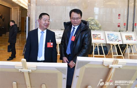 图说两会丨“童绘新疆”进两会画展亮相驻地 天山网 新疆新闻门户