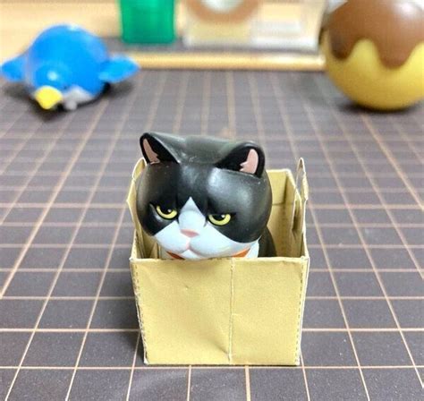 ジト目でムスッとした表情がたまらん！ カプセルトイ「紙袋に入った猫2」がシュールで可愛い｜ねこのきもちweb Magazine