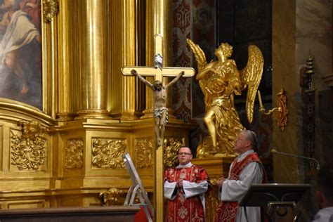 Biskup Andrzej Kaleta Krzy Jest R D Em Nie Miertelnego Ycia