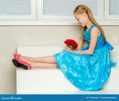 Menina Um Ramalhete Das Flores Imagem De Stock Imagem De Bonito