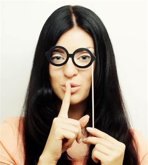 Imagen de fiesta mujeres jóvenes juguetonas sosteniendo unas gafas de