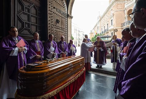 El Arzobispo De Valencia Preside La Misa Exequial Por El Eterno