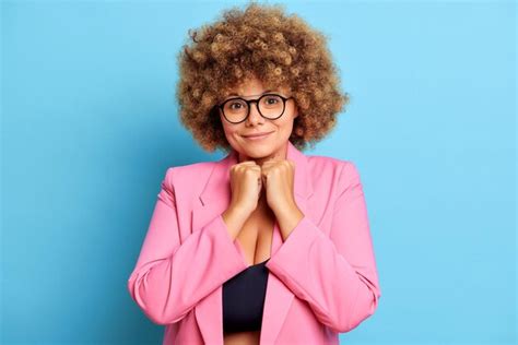 Plan Horizontal Dune Jolie Femme Aux Gros Seins Aux Cheveux Bouclés