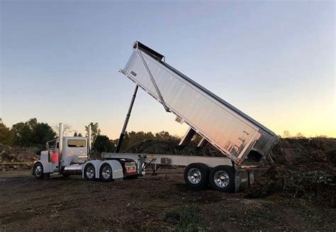 Heavy Duty Truck with Flat Bed Lifted by Crane