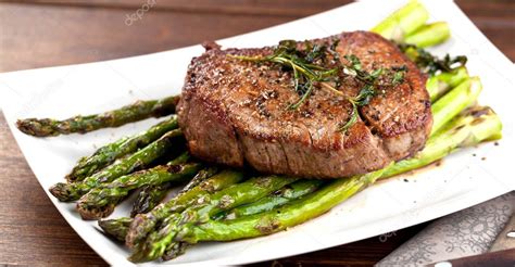 vista de cerca de delicioso bistec a la parrilla con espárragos verdes