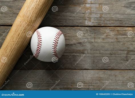 Basebol E Bast O De Beisebol No Fundo De Madeira Da Tabela Imagem De