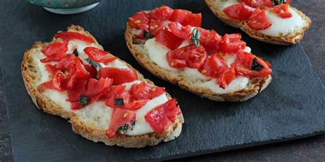 Toasts mozzarella tomates et basilic simplissimes et rapides à faire