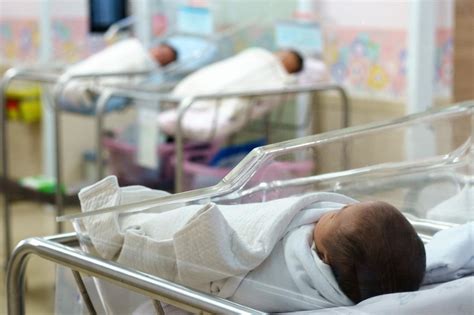 Naissance un rapport préconise la fermeture d une centaine de petites