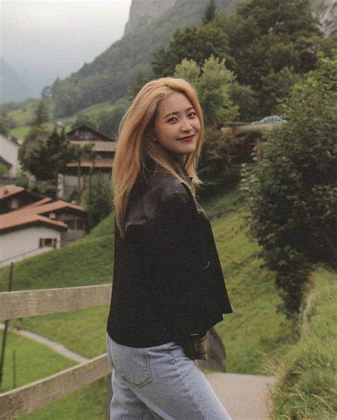 イェリさんのインスタグラム写真 イェリinstagram 「switzerland💜🐢😍 Redvelvet Yeri 레드벨벳