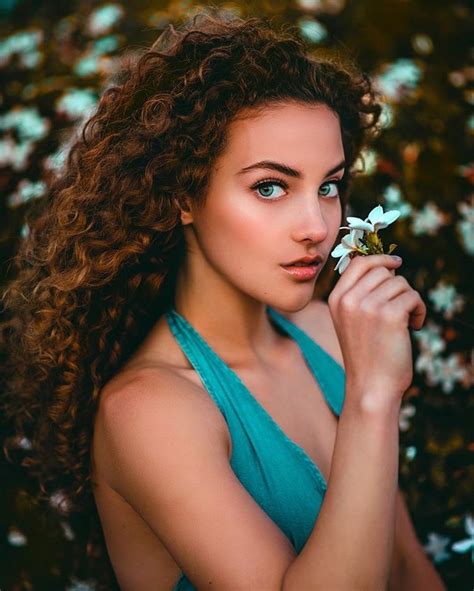 Sofie Dossi Picture