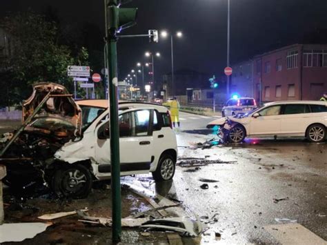 Incidente Stradale In Viale Italia Coppia Finisce In Ospedale Citt