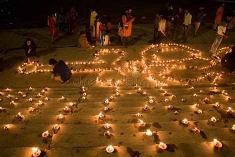 Dev Diwali Decorating at Varanasi Ganga Ghat Editorial Photography ...